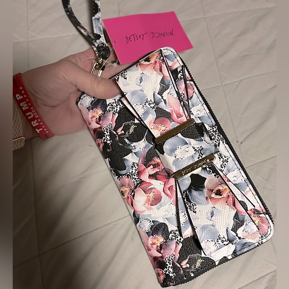 Betsey Johnson Large Bow Wristlet - Picture 4 of 4